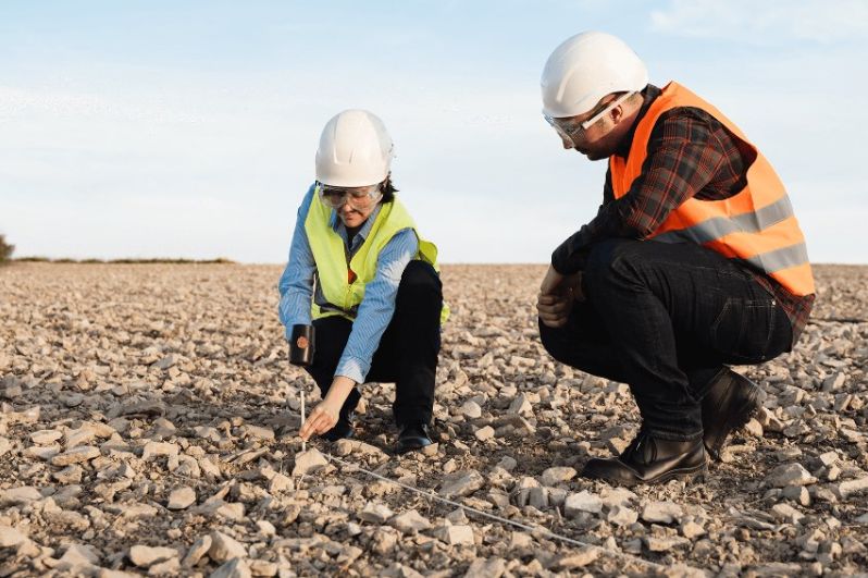 Các bạn nữ hoàn toàn có thể theo học hệ từ xa ngành Quản lý đất đai